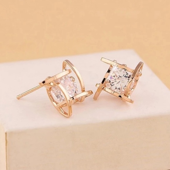 ¥ NEW GOLD TONE 3D CAGED DIAMOND STUD EARRINGS - Picture 5 of 5